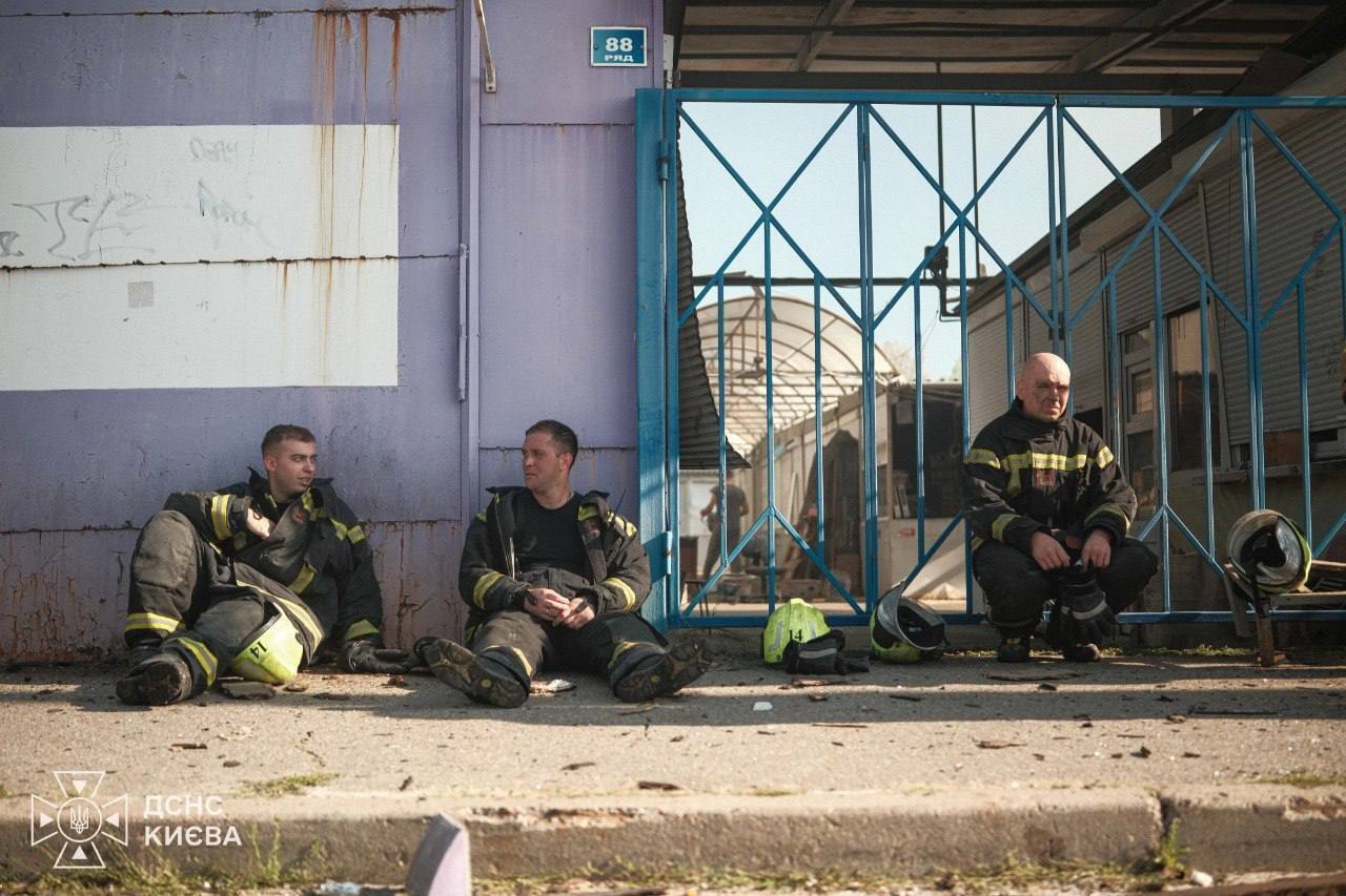 Вместо книжных рядов – пожарище: россияне уничтожили рынок возле ''Почайной''