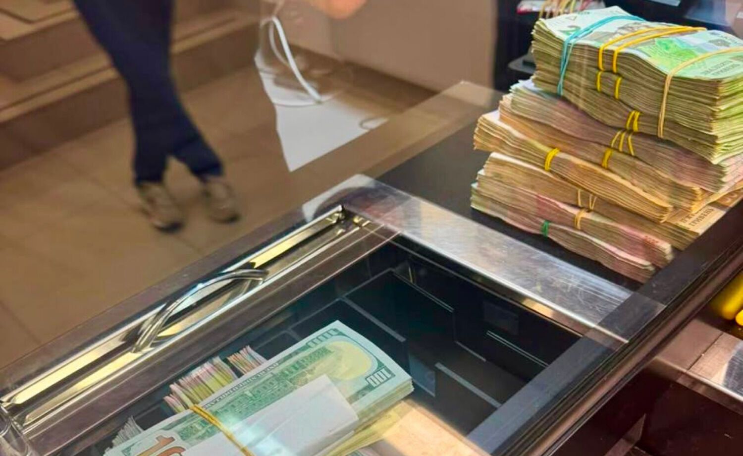 Нелегальные обменники в Киеве: изъято более 1,6 млн грн, $138 тысяч и €8 тысяч