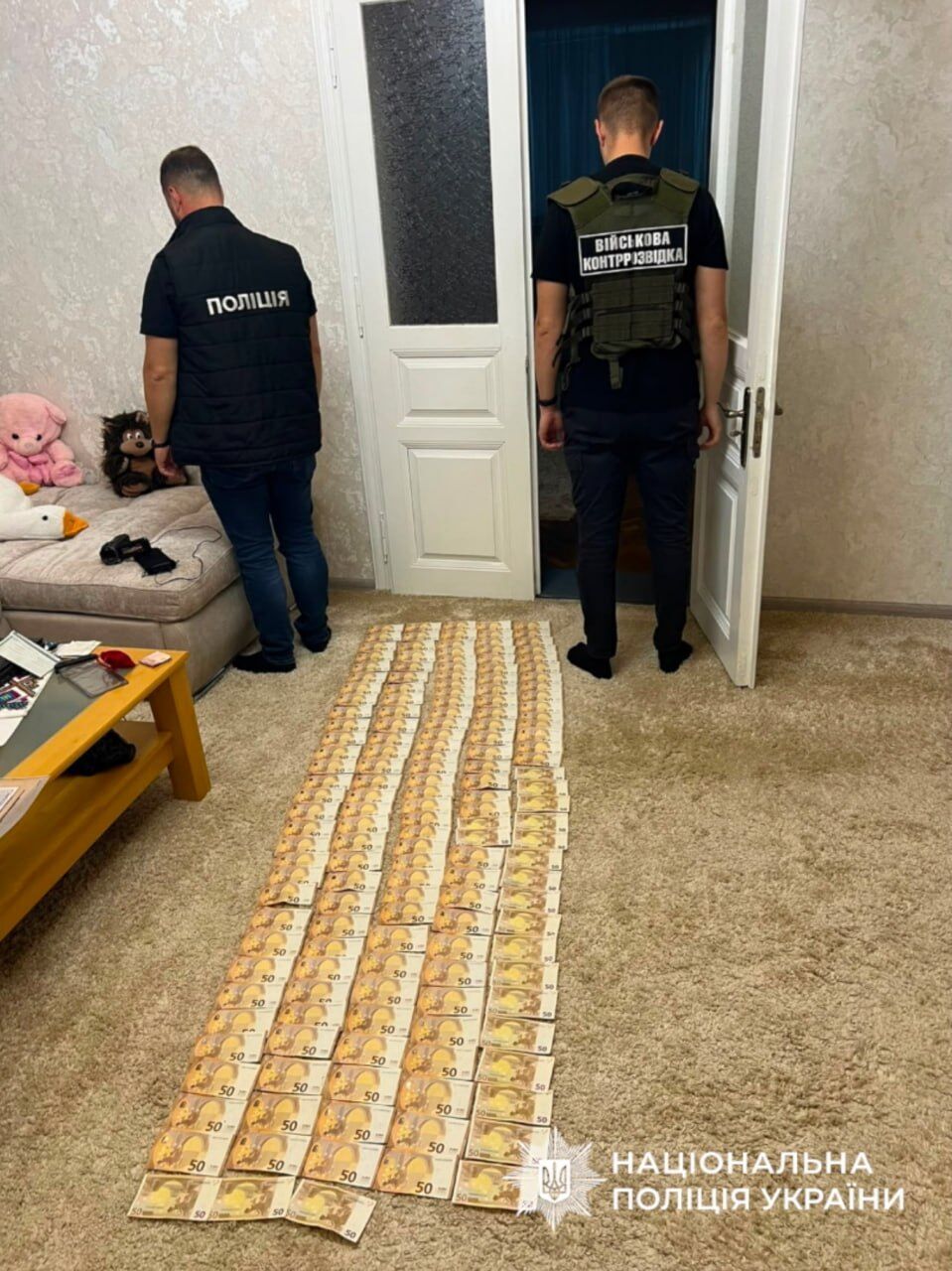 Отсрочка от мобилизации за деньги: на Буковине задержали женщину с $10 тысячами