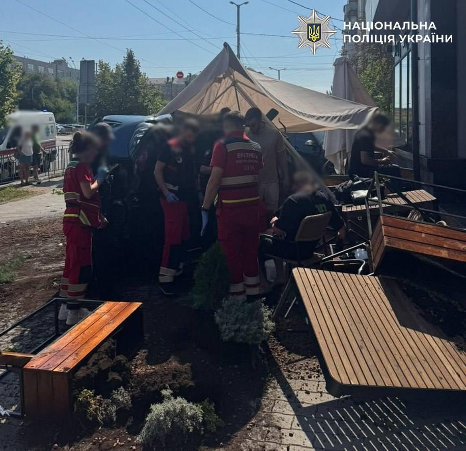 В Киеве автомобиль въехал в террасу кофейни возле метро ''Дворец Украина'' (видео)