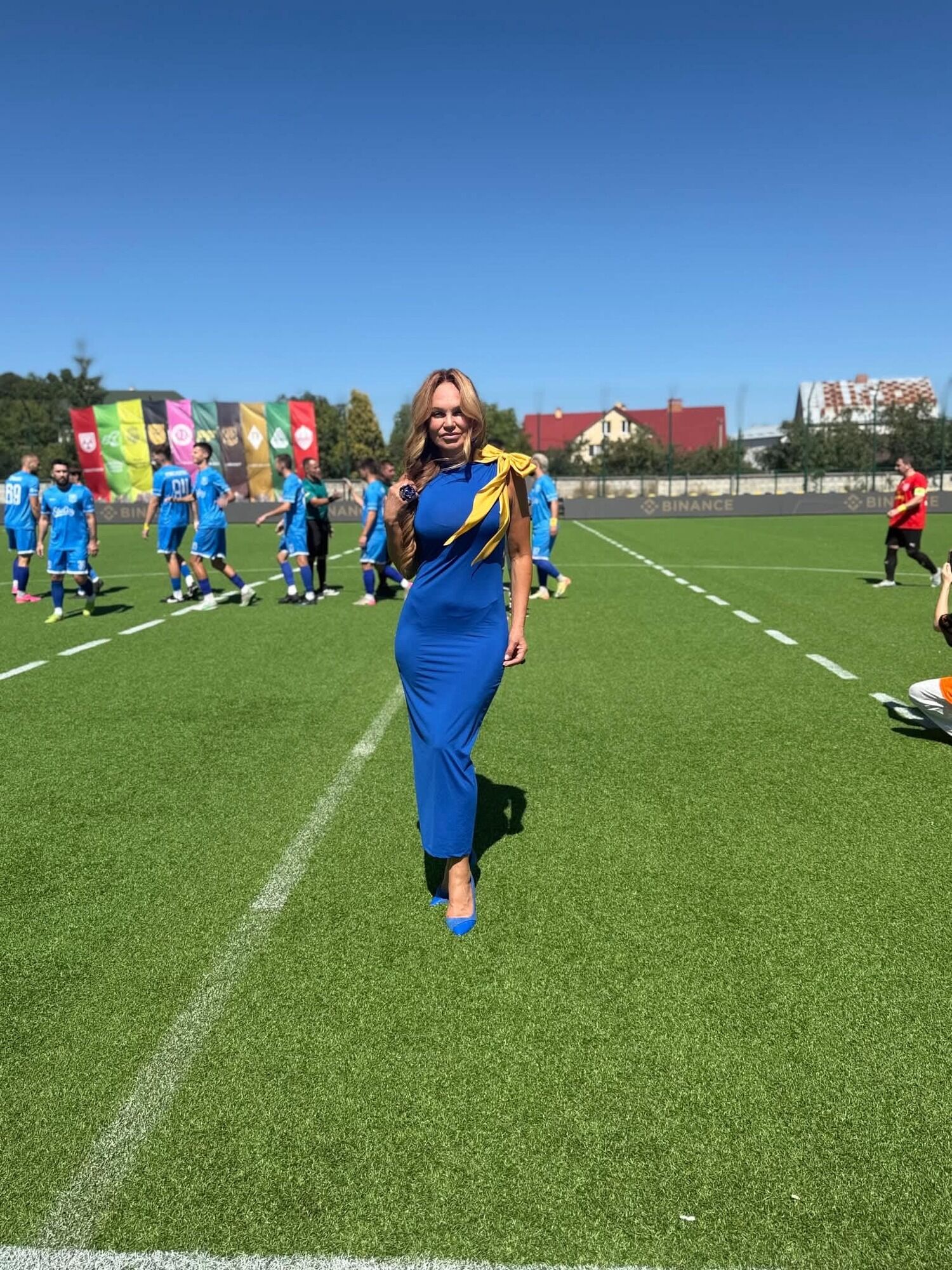 OKSANA VOYAGE у синьо-жовтій сукні виконала гімн України на чемпіонаті UA STEEL