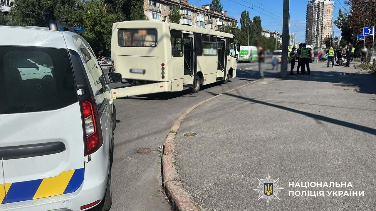 В’їхав у зупинку після зіткнення з автобусом: 23-річному водію повідомили про підозру