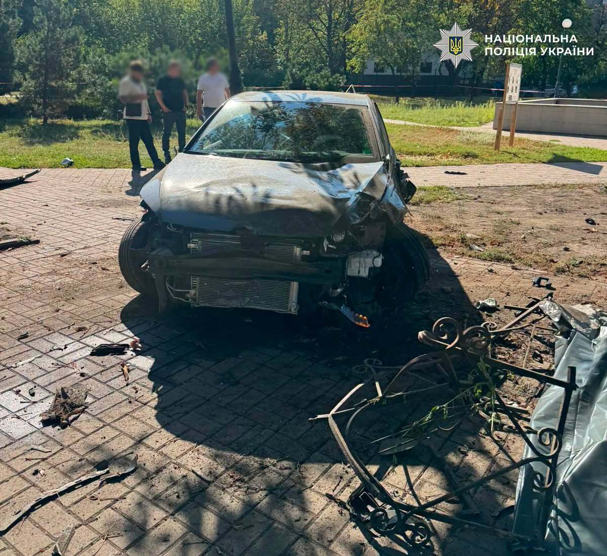 В’їхав у зупинку після зіткнення з автобусом: 23-річному водію повідомили про підозру