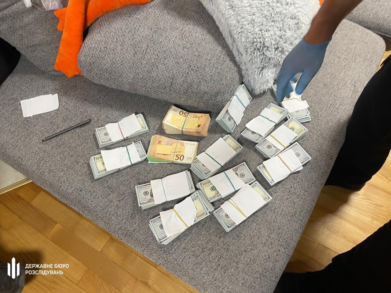 Операция на позвоночнике ради освобождения из армии: в Днепре медыка требовала $12 тысяч - ДБР