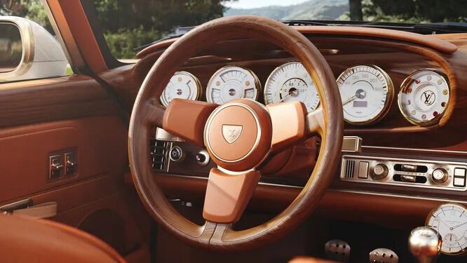 Louis Vuitton представил два Porsche 911 со специальным багажом и одеждой