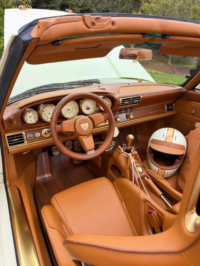 Louis Vuitton представил два Porsche 911 со специальным багажом и одеждой