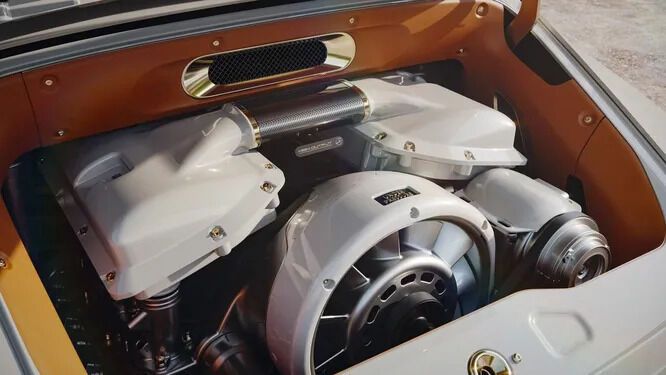 Louis Vuitton представил два Porsche 911 со специальным багажом и одеждой