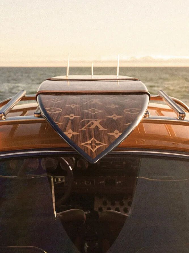 Louis Vuitton представил два Porsche 911 со специальным багажом и одеждой