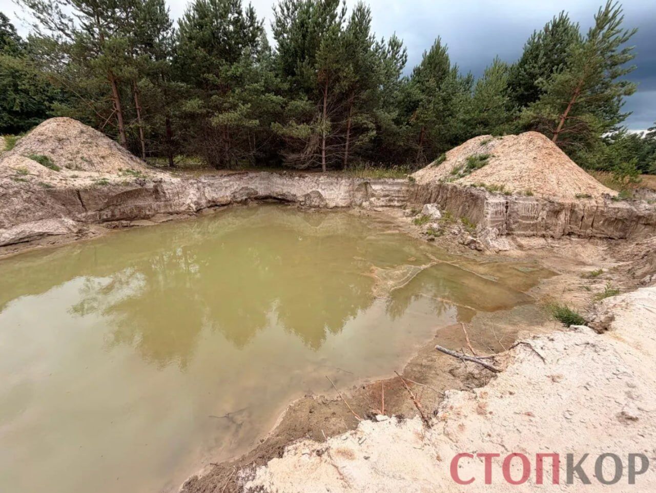 Сліди ведуть у ліс: журналісти виявили ознаки несанкціонованого видобутку на кар'єрі ''Гольфстрім-1'' на Житомирщині