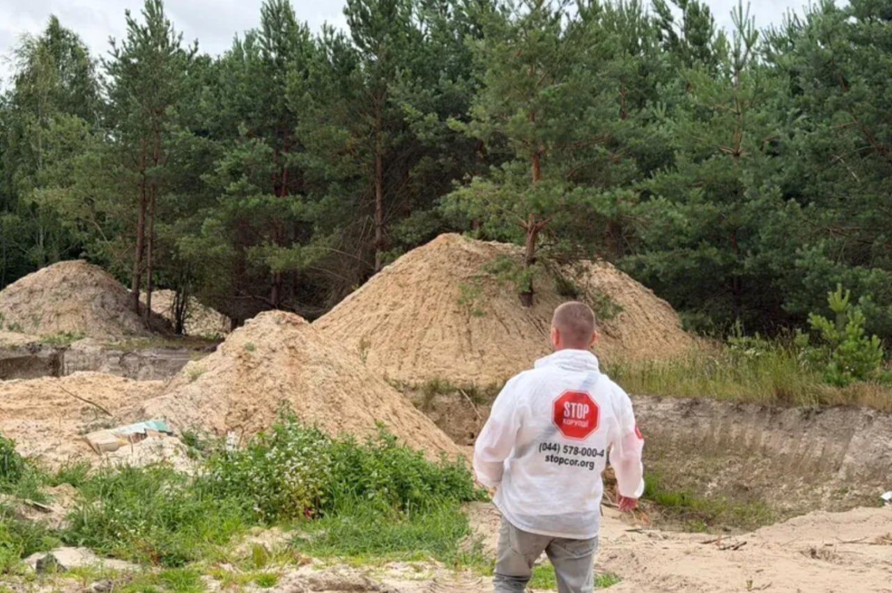 Сліди ведуть у ліс: журналісти виявили ознаки несанкціонованого видобутку на кар'єрі ''Гольфстрім-1'' на Житомирщині