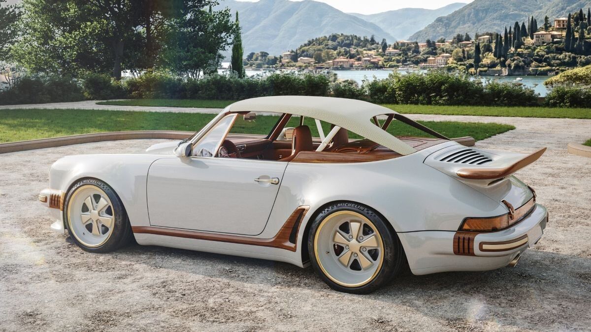 Louis Vuitton представил два Porsche 911 со специальным багажом и одеждой