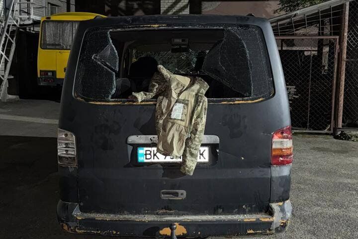 В Луцке около 30 человек напали на военных ТЦК и разбили служебный автомобиль