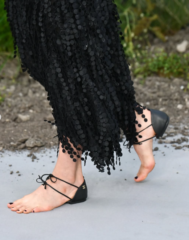 Маргарет Кволли показала необычные сандалии Chanel