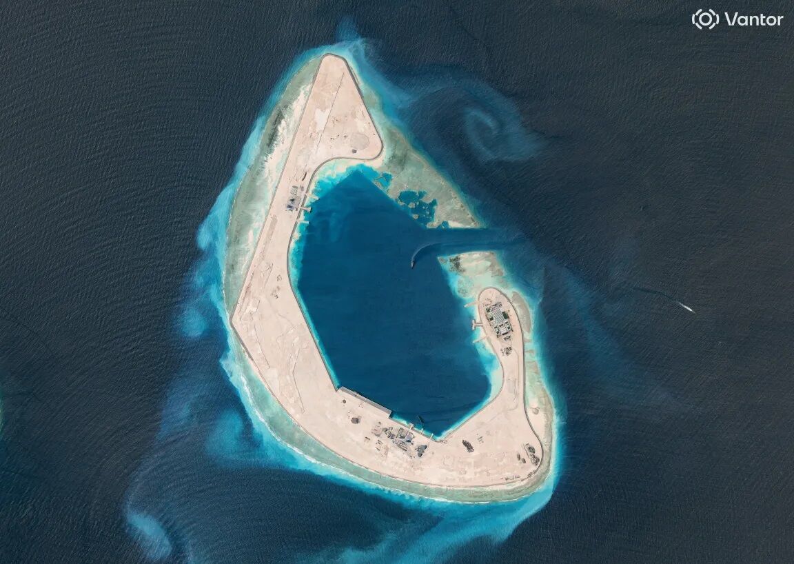Китай за 10 месяцев создал в Южно-Китайском море искусственный остров с портом и будущей авиабазой