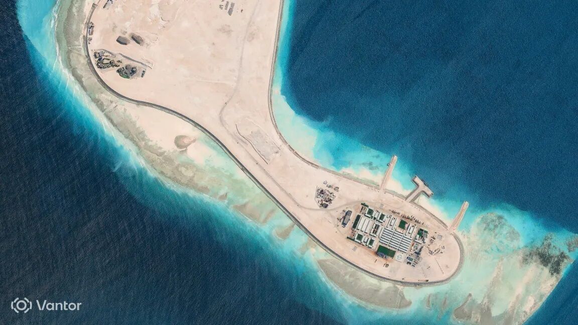 Китай за 10 месяцев создал в Южно-Китайском море искусственный остров с портом и будущей авиабазой