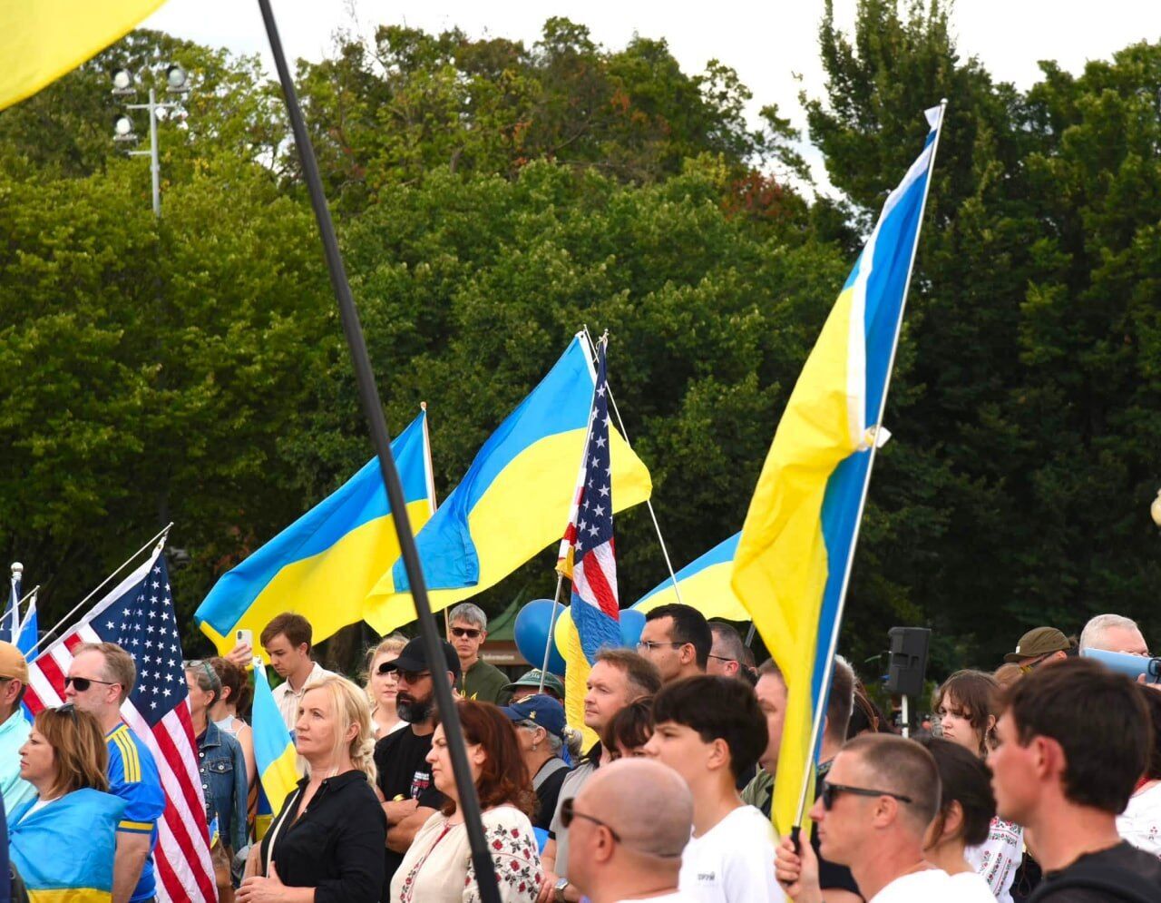 В Вашингтоне развернули гигантский украинский флаг ко Дню Независимости