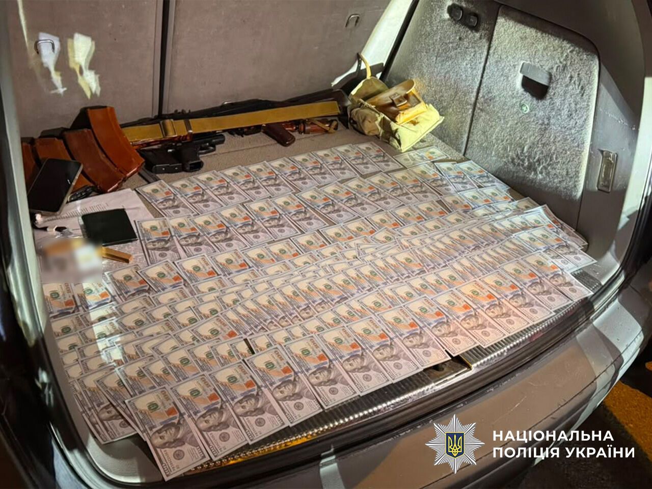 Багажник, забитий доларами: військовий на Харківщині вимагав $20 тисяч за вплив на ТЦК