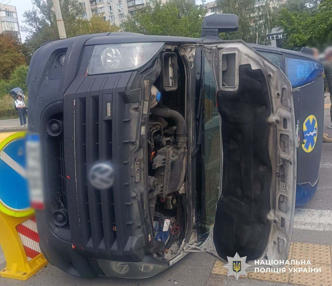 Водій їхав на червоне: у Києві зіткнулися мікроавтобус і Toyota, є постраждалі