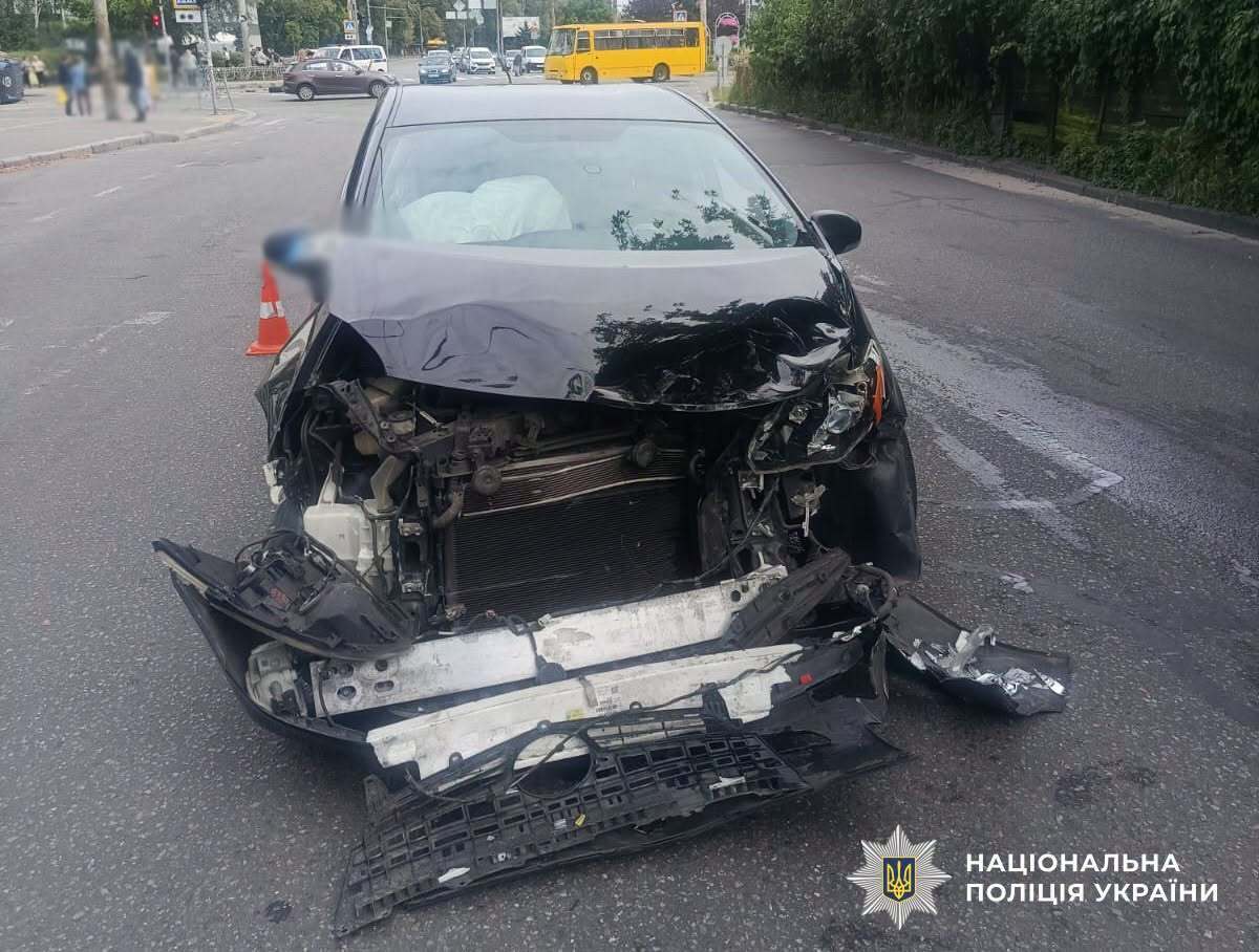 Водій їхав на червоне: у Києві зіткнулися мікроавтобус і Toyota, є постраждалі