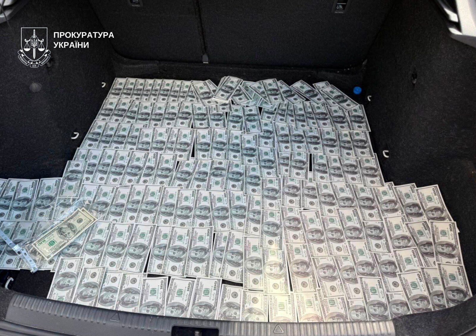 За $20 тысяч обещали ''бронь'' и выезд за границу: в Киеве задержали работницу Красного Креста и волонтера