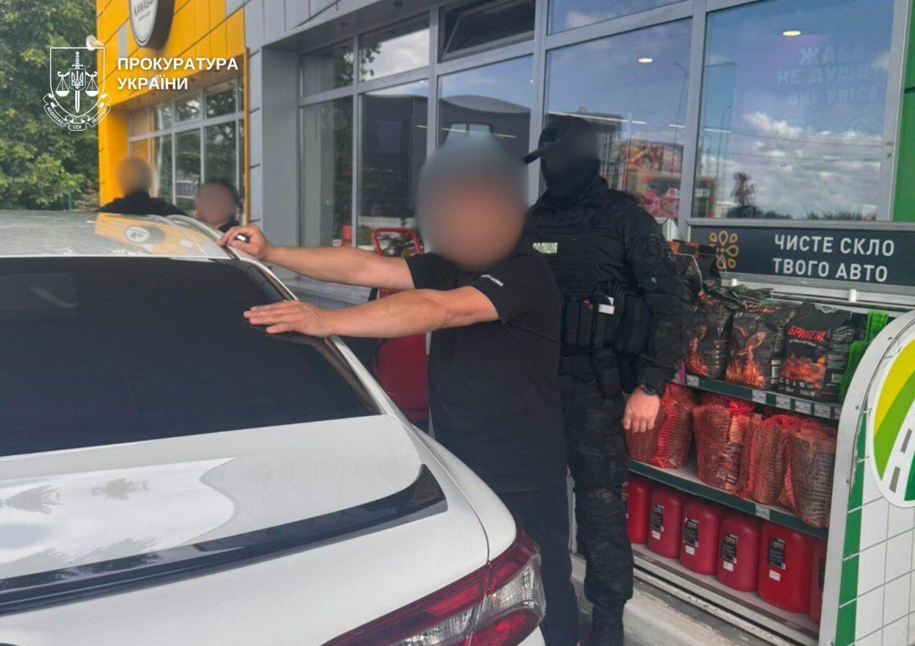 $7000 за фиктивный брак: в Киеве разоблачили схему незаконного выезда мужчин за границу