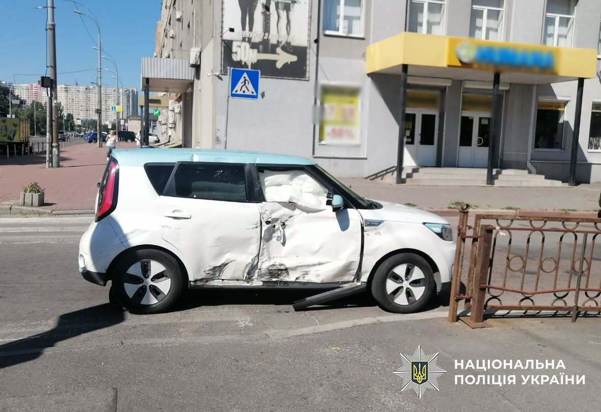 В Киеве KIA столкнулась с мотоциклом: 26-летний водитель погиб, пассажирка - в больнице
