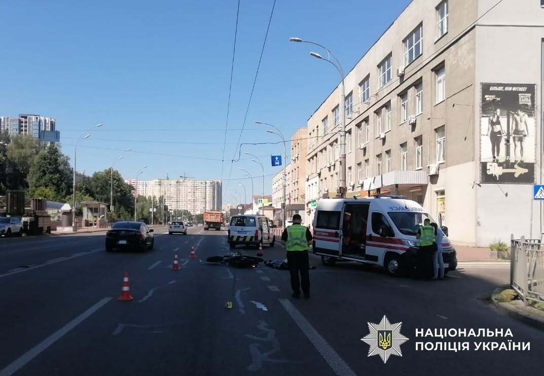 В Киеве KIA столкнулась с мотоциклом: 26-летний водитель погиб, пассажирка - в больнице
