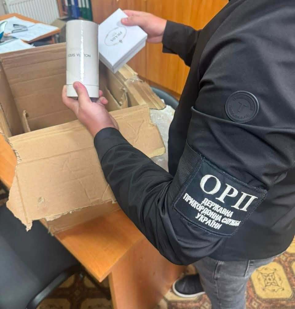Джинси, парфуми та хокейне спорядження: на ''Раві-Руській'' вилучили товарів на 900 тисяч
