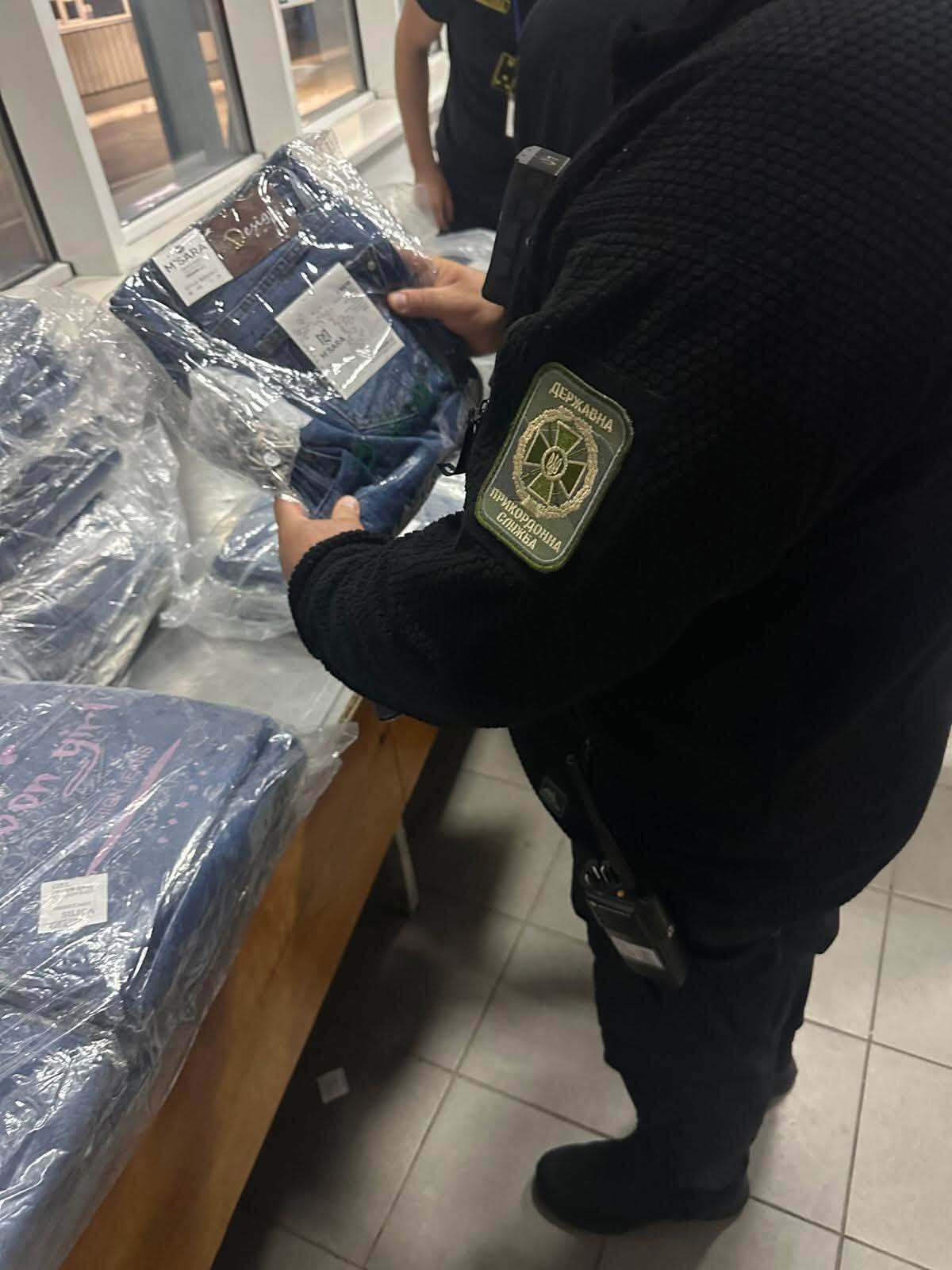 Джинси, парфуми та хокейне спорядження: на ''Раві-Руській'' вилучили товарів на 900 тисяч