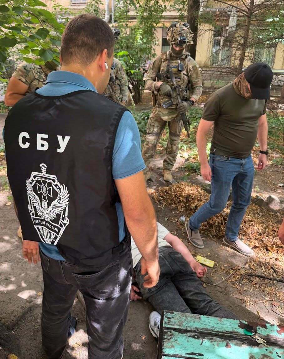Хостел став місцем пошуку ''клієнтів'': у Києві викрили схему незаконного виїзду за кордон