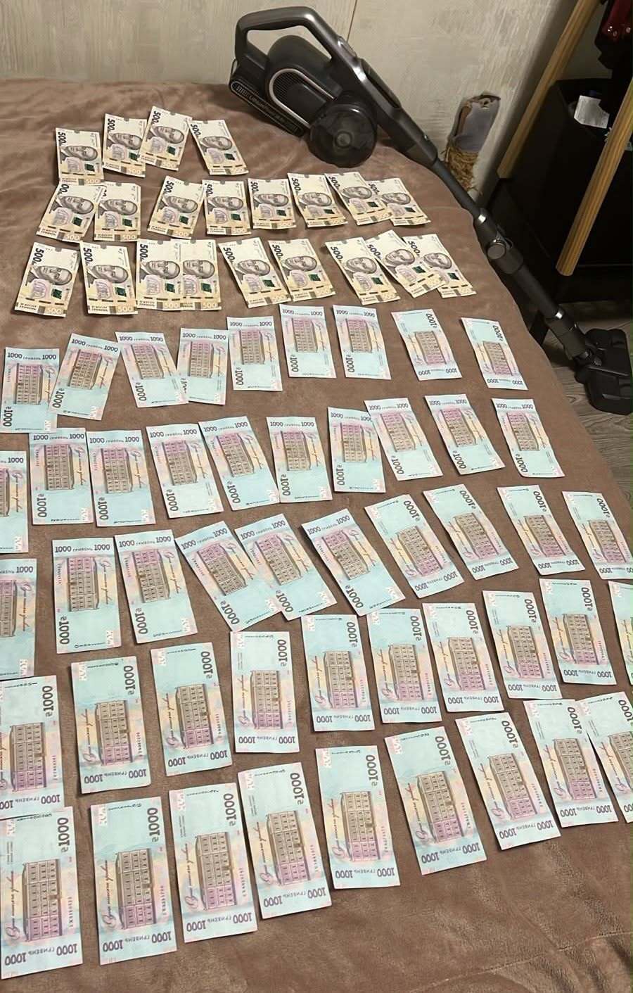 Хостел став місцем пошуку ''клієнтів'': у Києві викрили схему незаконного виїзду за кордон
