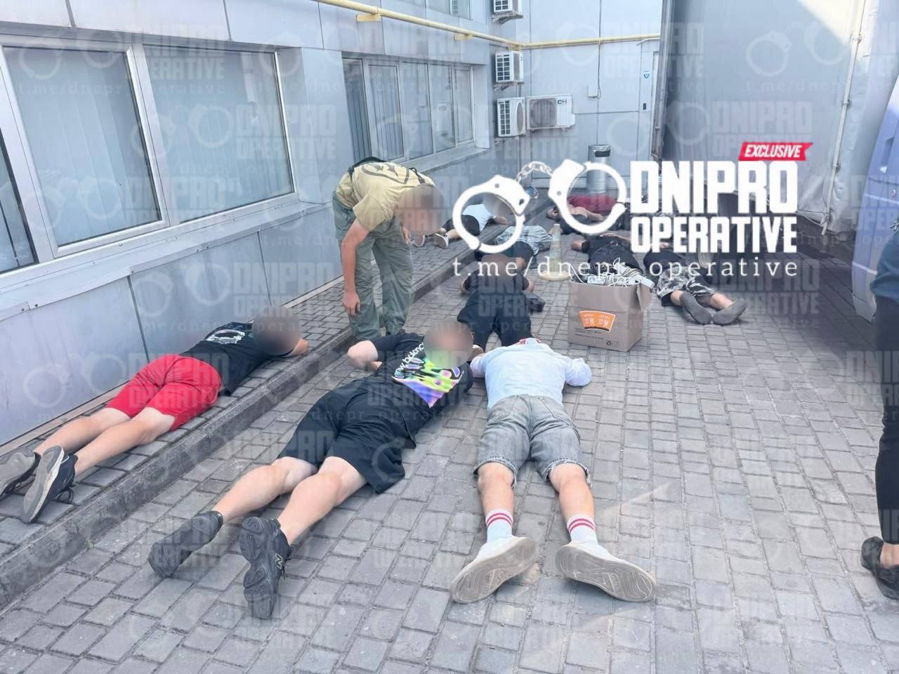Поліція та СБУ проводять масштабні обшуки у шахрайських кол-центрах Дніпра