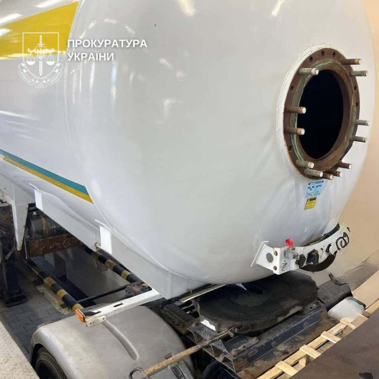 105 тысяч пачек сигарет в газовой цистерне: на границе с Молдовой разоблачили масштабную контрабанду