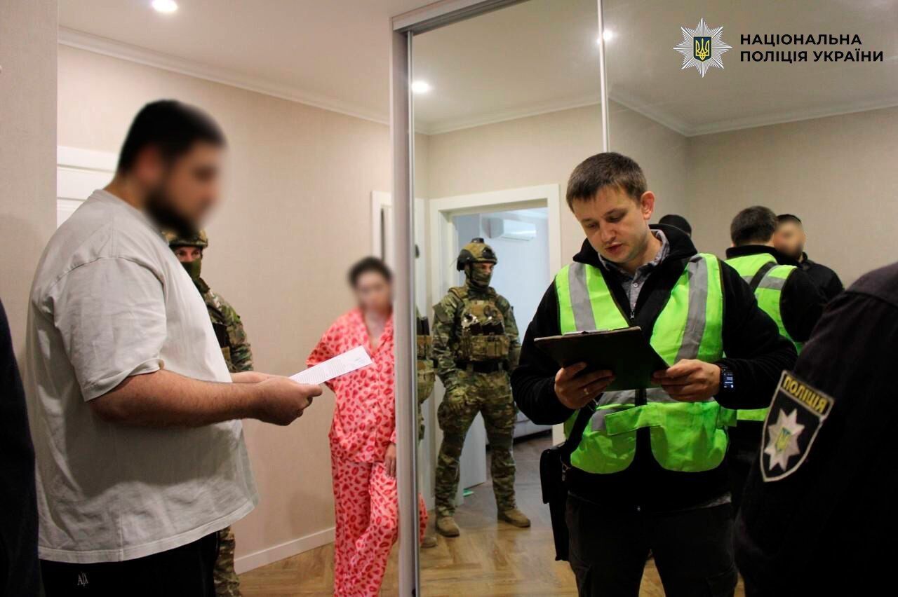 Обещали ''выгодные инвестиции'' и обманули граждан Чехии на 8,4 млн грн: в Киеве разоблачили мошеннический call-центр