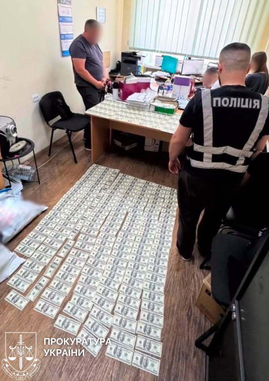 За $26 тисяч обіцяли вивезти військового з бойової зони та приховати СЗЧ: затримано двох підозрюваних