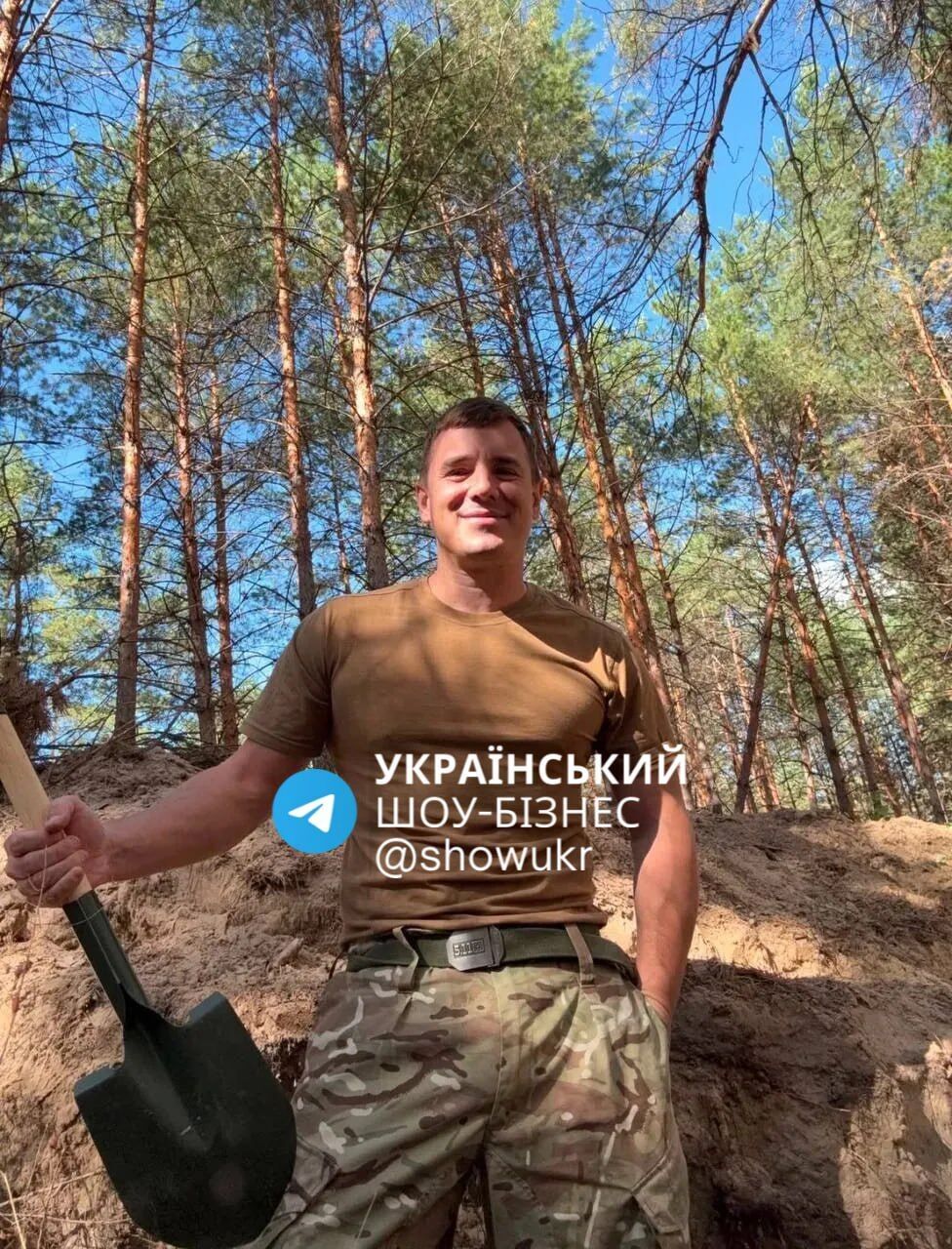 Вадим Олейник в военной форме и с автоматом
