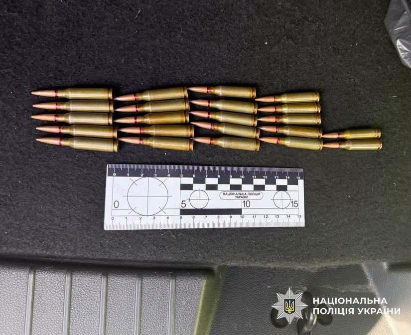Боеприпасы на продажу: в Киеве задержали 24-летнего дельца с гранатами и патронами
