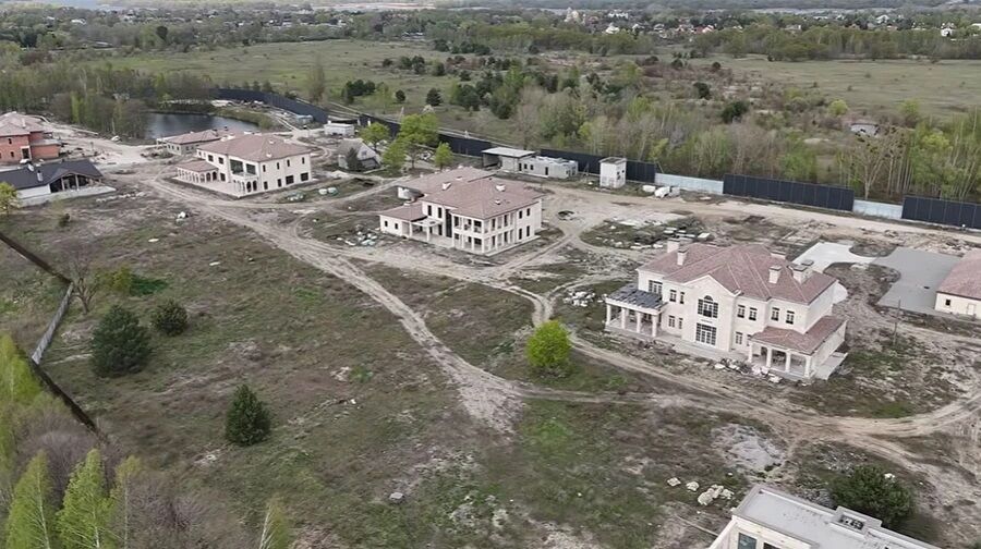 По соседству с ''Династией'': что известно о 1500-метровом имении семьи нардепа Яценко в Козине?