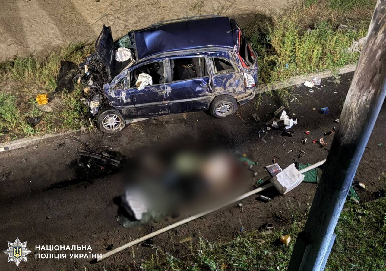 В Киеве Opel слетел с Южного моста