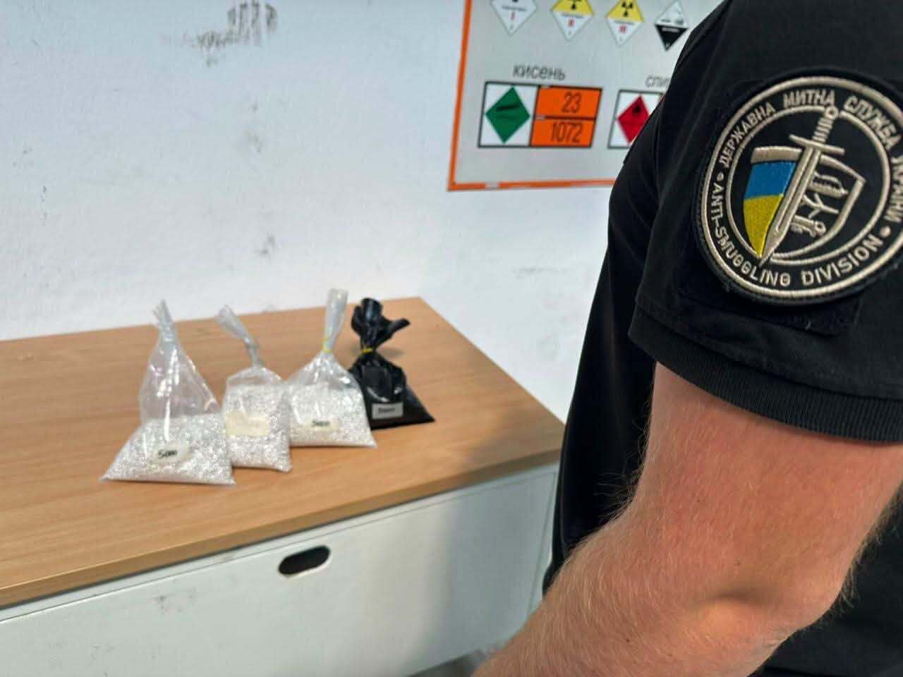 Срібло на 2 млн грн намагалися таємно ввезти в Україну: митники викрили водія автобуса