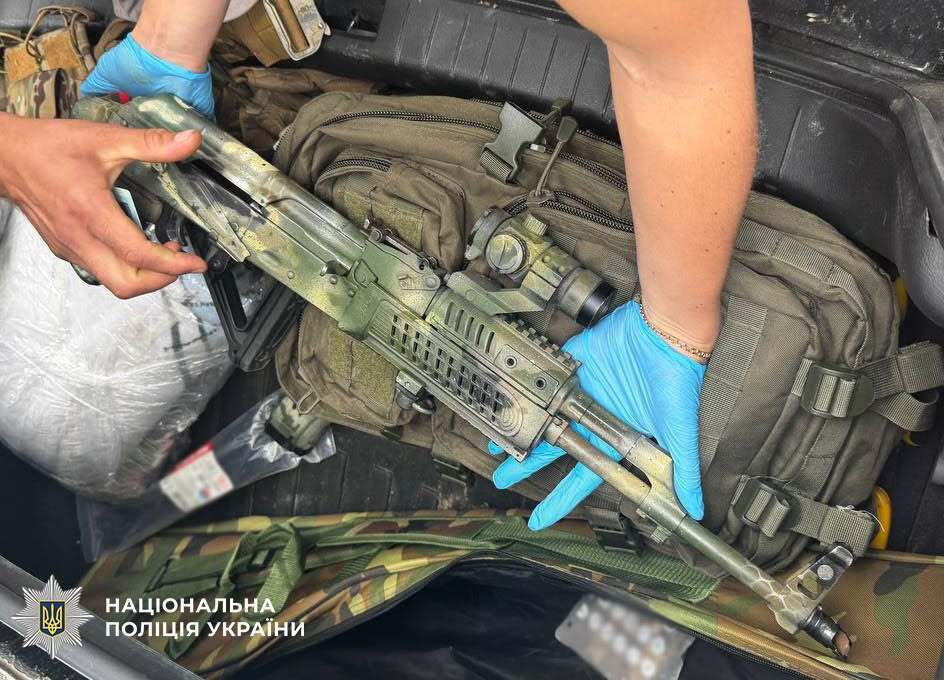 Арсенал зброї просто в авто: у центрі Києва затримали 43-річного чоловіка