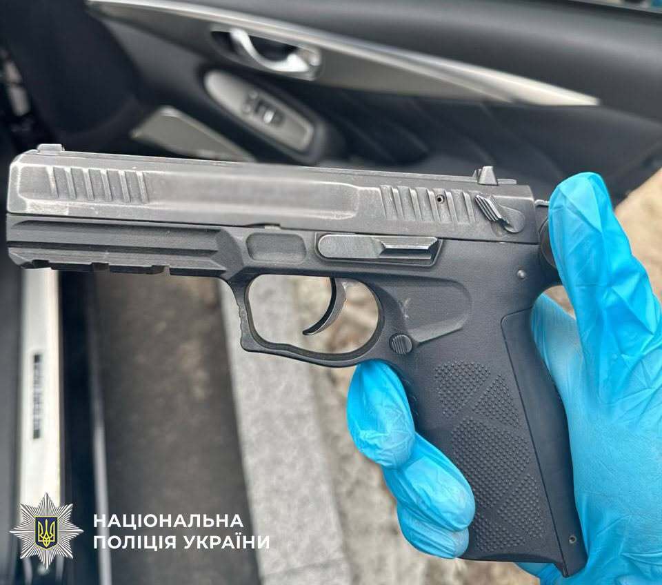 Арсенал зброї просто в авто: у центрі Києва затримали 43-річного чоловіка