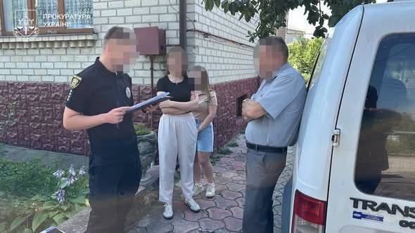 Примусова праця та ''карантин'' у дерев’яній будці: директора інтернату звинувачують в експлуатації підопічних