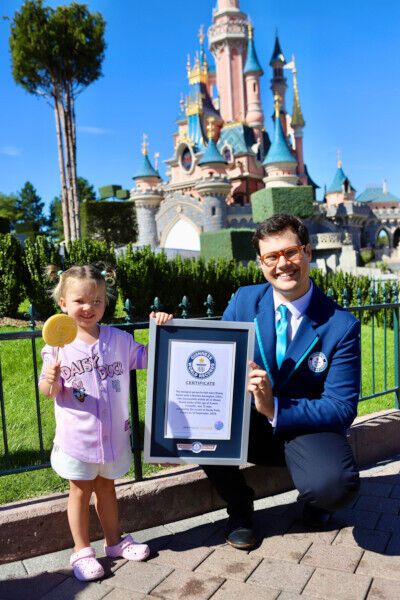 Трехлетняя Бутси установила мировой рекорд благодаря паркам Disney