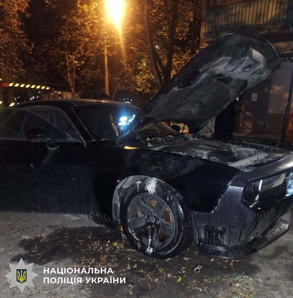 Ревность довела до поджога: киевлянин отправил 17-летнего сына курить авто соперника