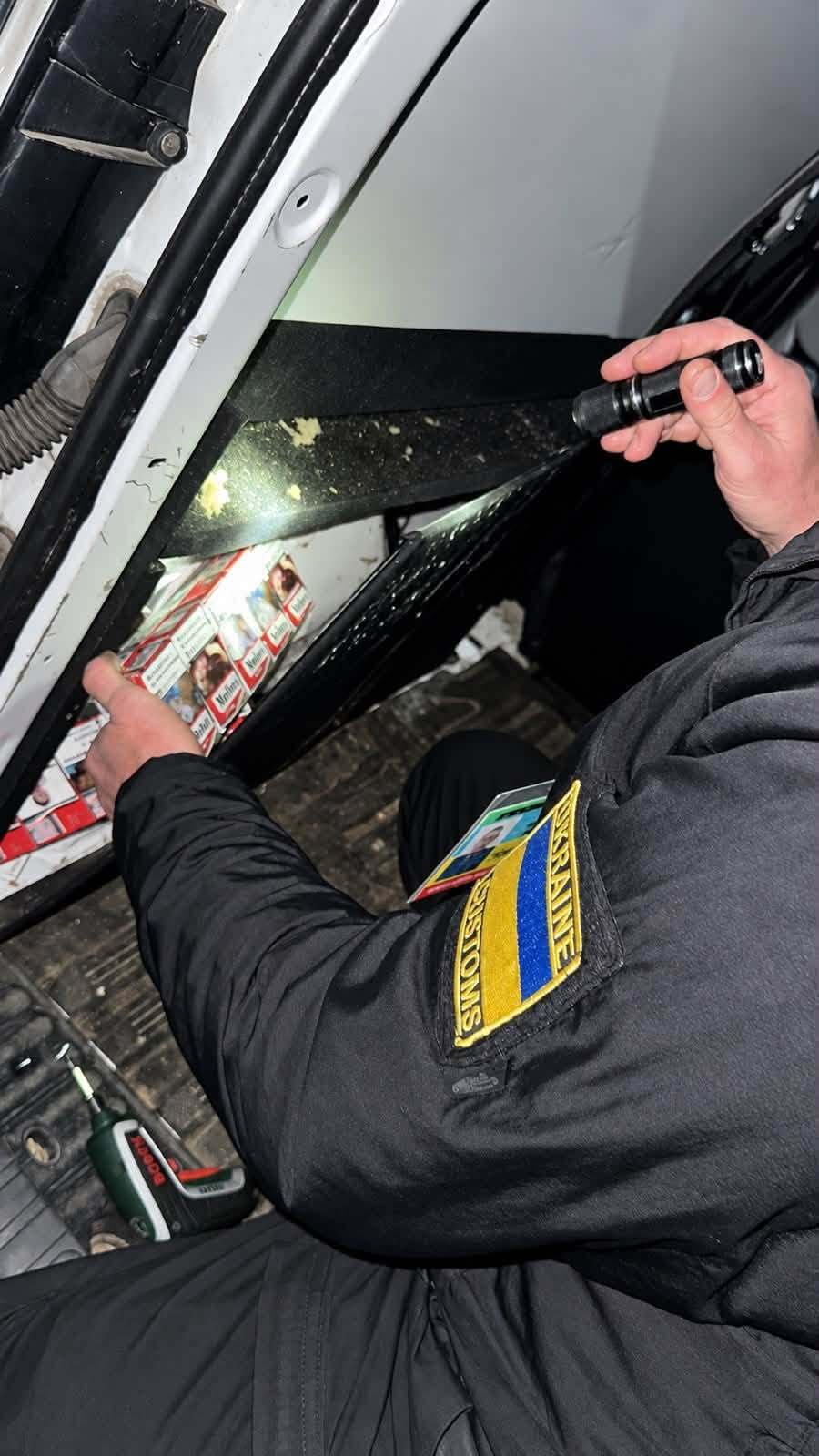 Спрятал сигареты прямо в конструкции авто