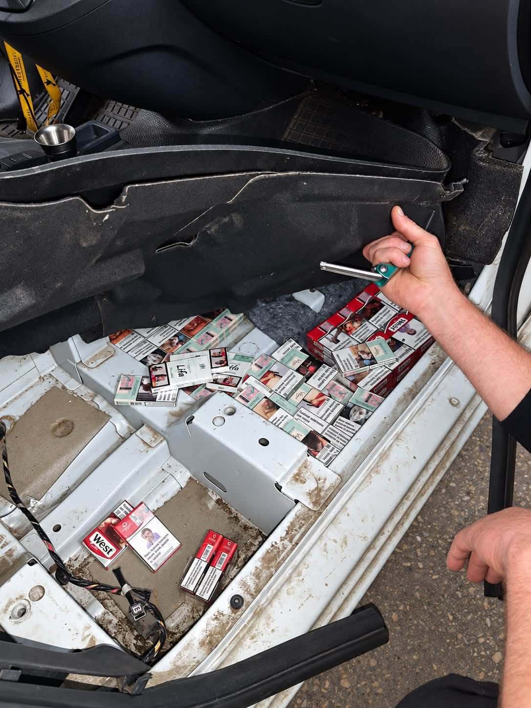 Спрятал сигареты прямо в конструкции авто