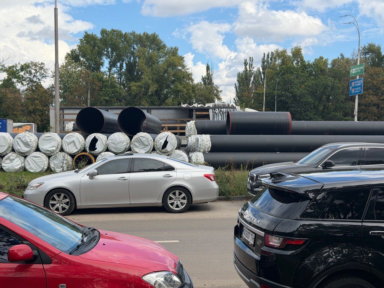 Конфликт вокруг теплотрассы на Теремках набирает обороты: община обратилась в суд - что говорят полиция и КГГА?