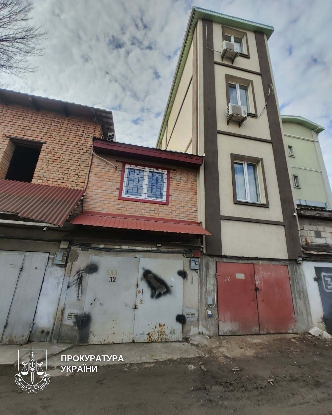 Гараж ''вырос'' в гостиницу более чем на 500 квадратов: прокуратура хочет вернуть здание государству