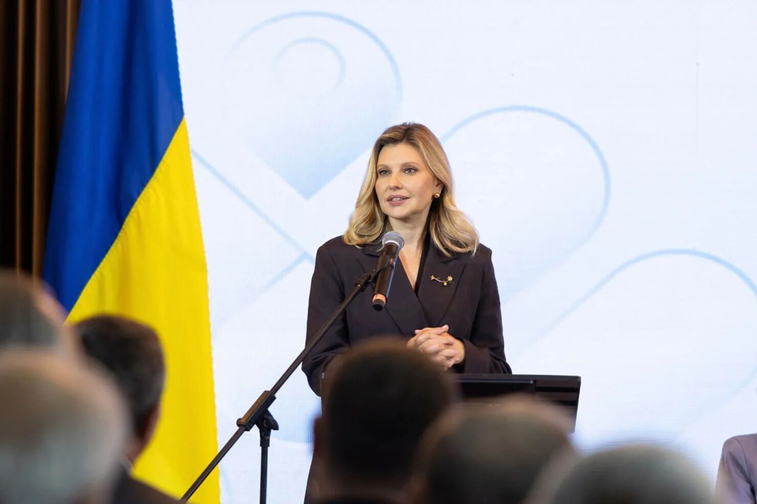 Елена Зеленская дополнила деловой образ брошью за 12 500 гривен